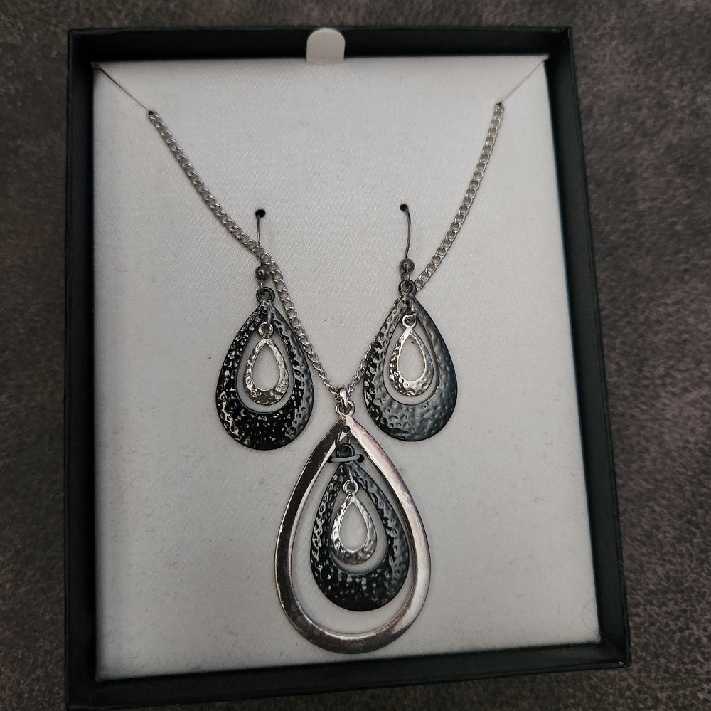 NWT Necklace and Earring Set